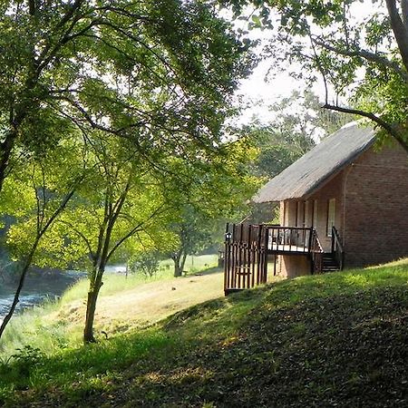 Kwambali Riverside Lodge هازيفيو الغرفة الصورة