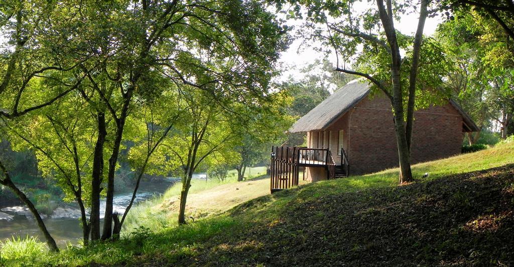 Kwambali Riverside Lodge هازيفيو الغرفة الصورة